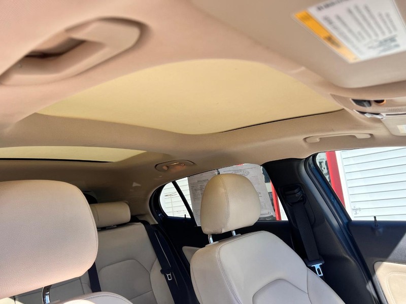 Mercedes-Benz GLA Vehicle Image 18