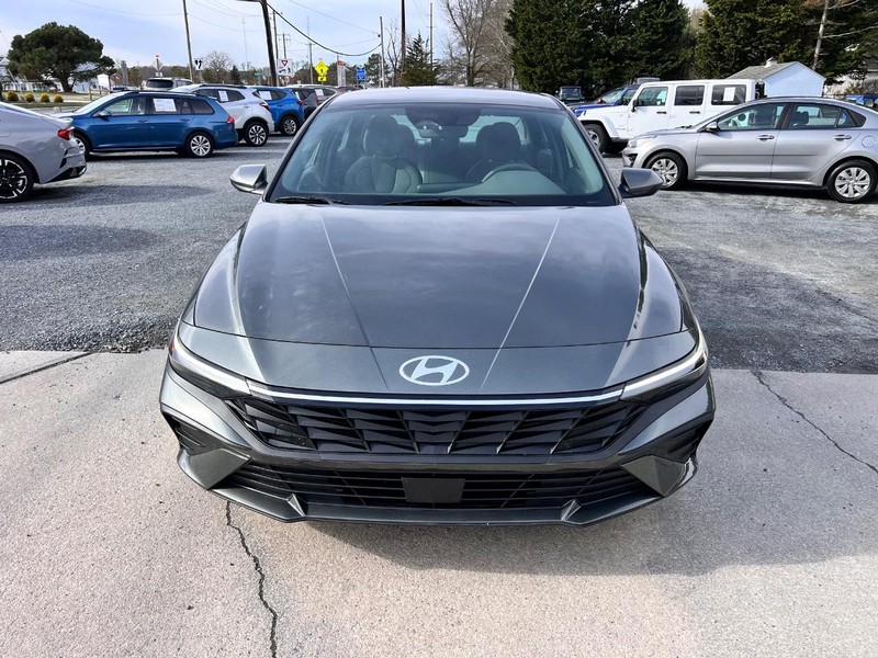 Hyundai Elantra Vehicle Image 02