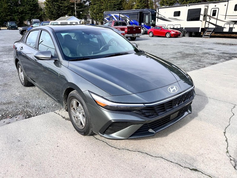 Hyundai Elantra Vehicle Image 03