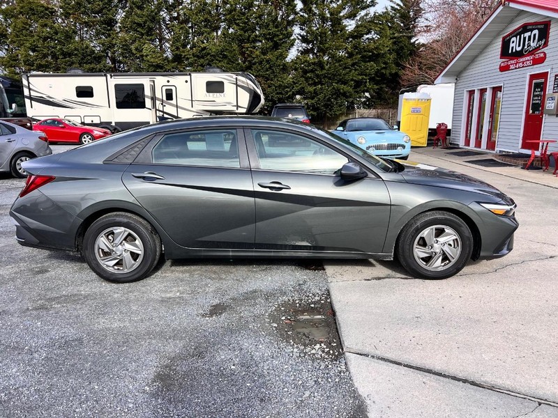 Hyundai Elantra Vehicle Image 04