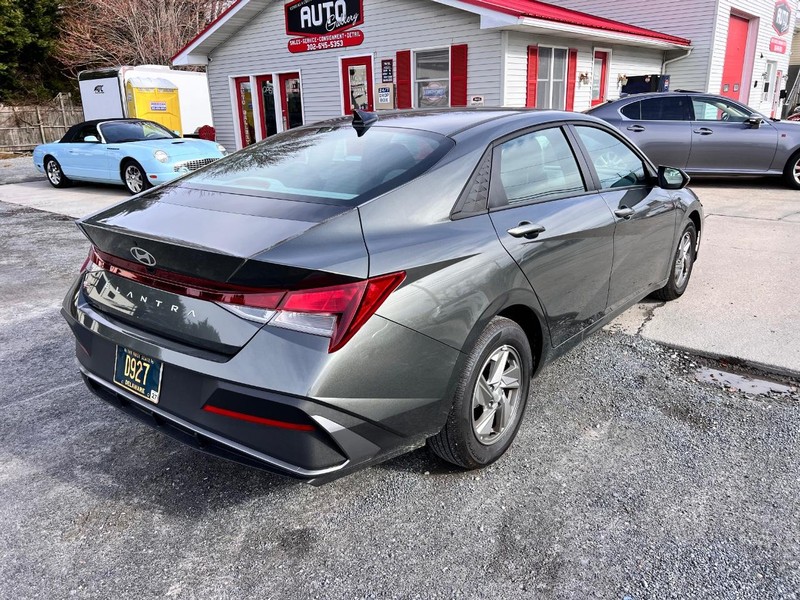 Hyundai Elantra Vehicle Image 05