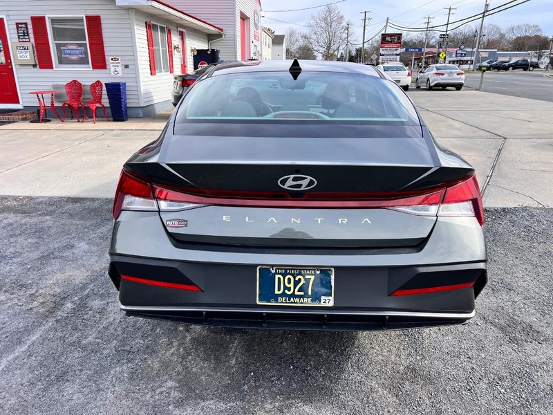 Hyundai Elantra Vehicle Image 06