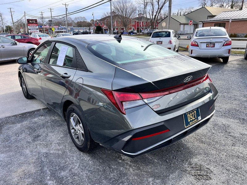 Hyundai Elantra Vehicle Image 07