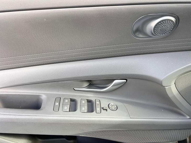 Hyundai Elantra Vehicle Image 09