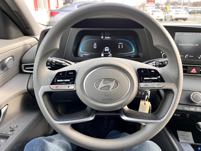 Hyundai Elantra Vehicle Image 10