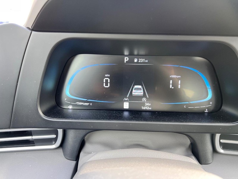 Hyundai Elantra Vehicle Image 11