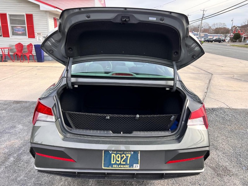 Hyundai Elantra Vehicle Image 16