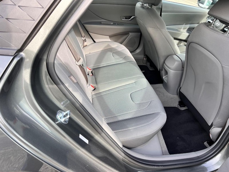 Hyundai Elantra Vehicle Image 17