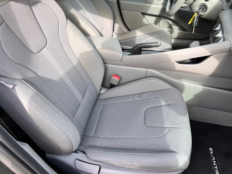 Hyundai Elantra Vehicle Image 18