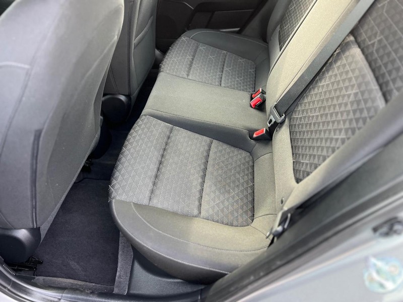 Kia Rio Vehicle Image 15