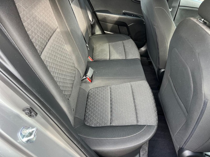 Kia Rio Vehicle Image 17