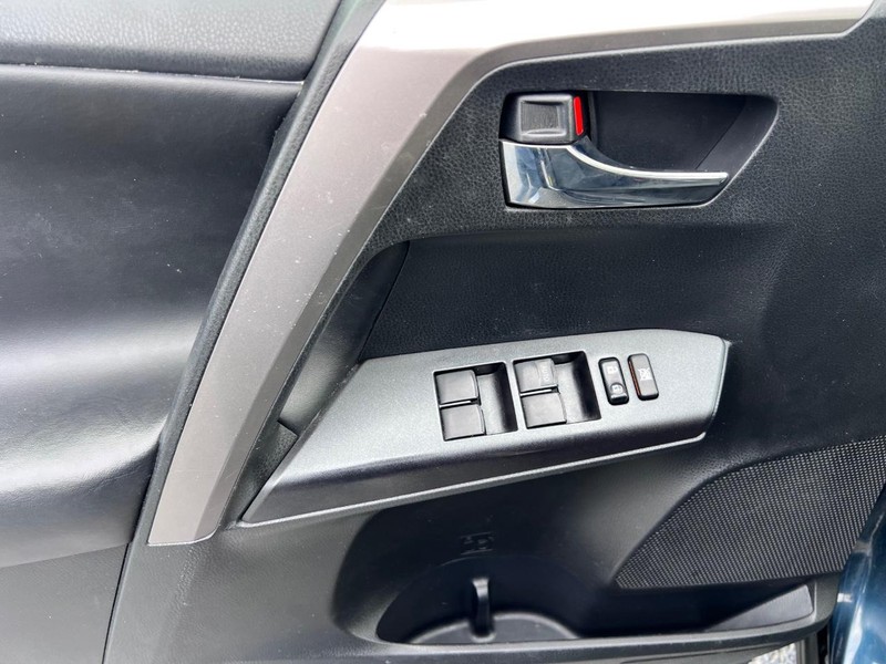 Toyota RAV4 Vehicle Image 09