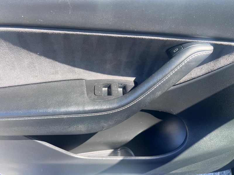 Tesla Model Y Vehicle Image 09