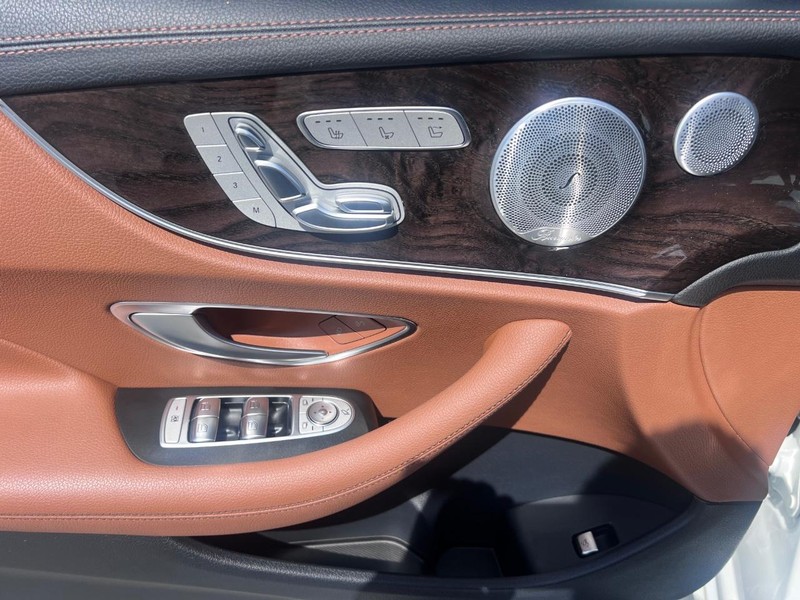 Mercedes-Benz E-CLASS Vehicle Image 10