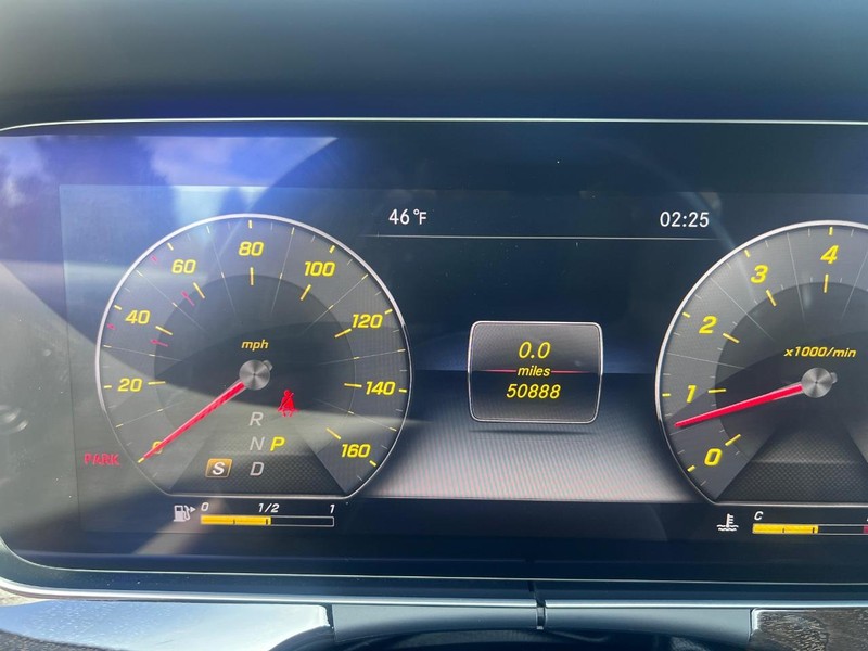 Mercedes-Benz E-CLASS Vehicle Image 12