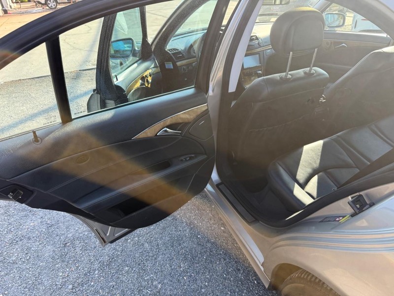 Mercedes-Benz E-Class Vehicle Image 18