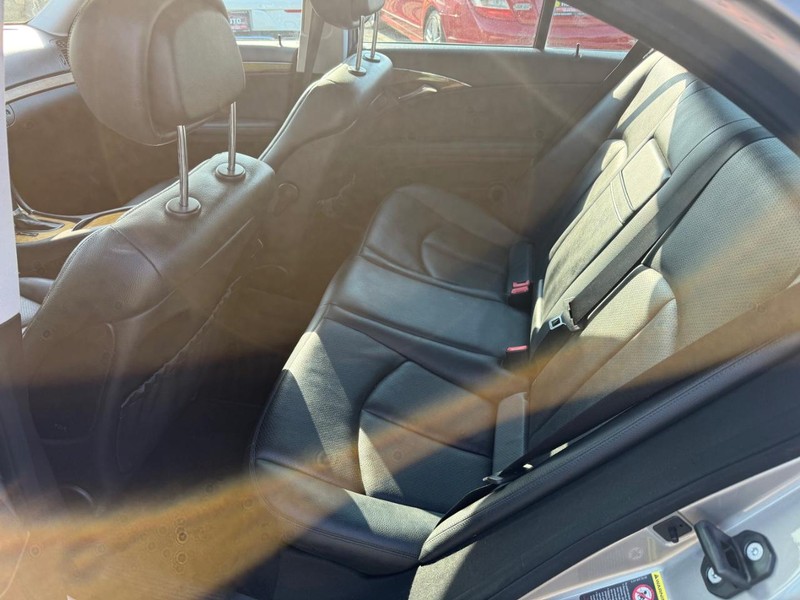 Mercedes-Benz E-Class Vehicle Image 19