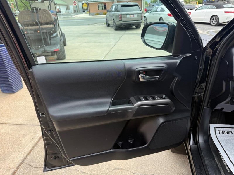 Toyota Tacoma Vehicle Image 05