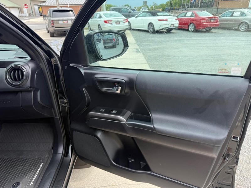 Toyota Tacoma Vehicle Image 09