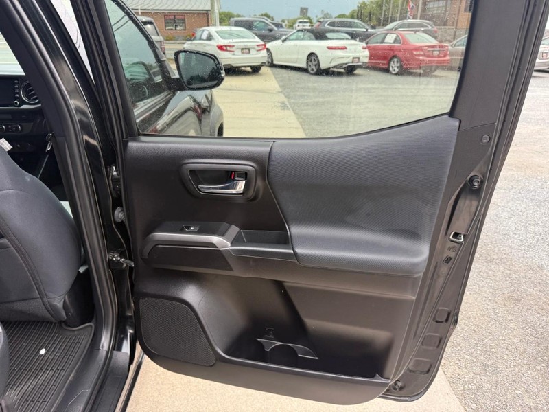 Toyota Tacoma Vehicle Image 13