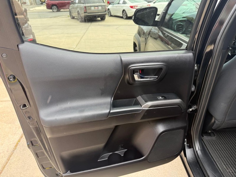Toyota Tacoma Vehicle Image 15