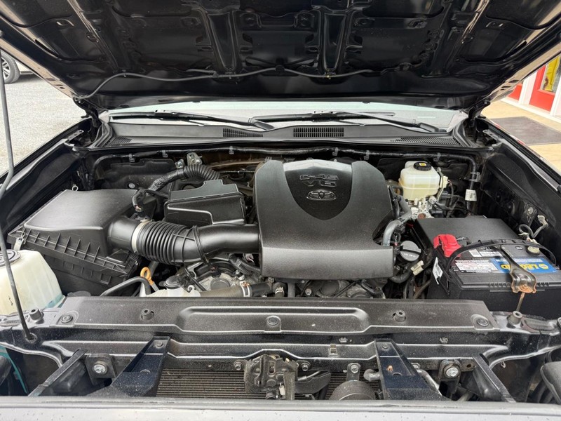 Toyota Tacoma Vehicle Image 16