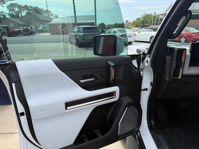 GMC HUMMER EV Pickup Vehicle Image 06