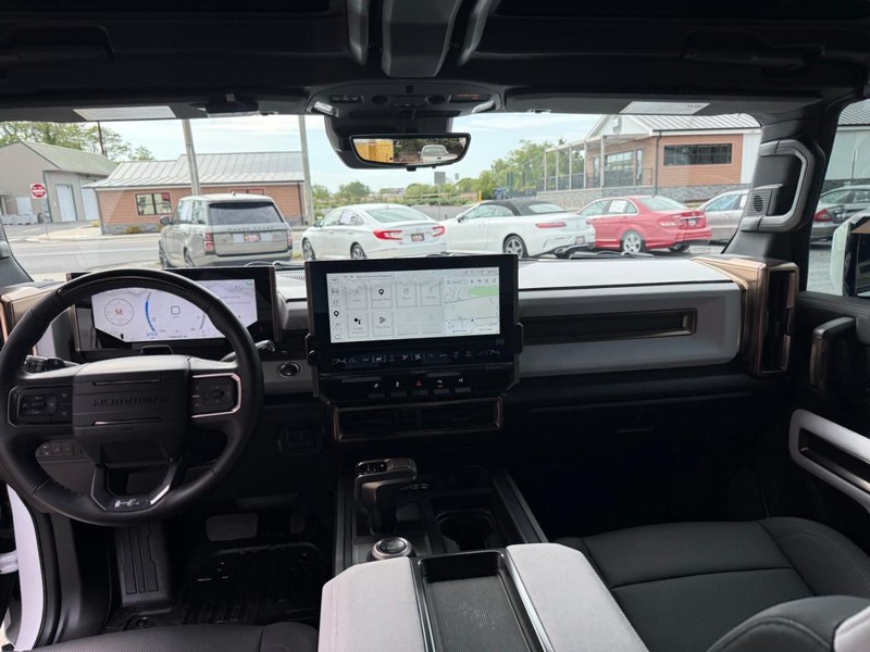 GMC HUMMER EV Pickup Vehicle Image 09