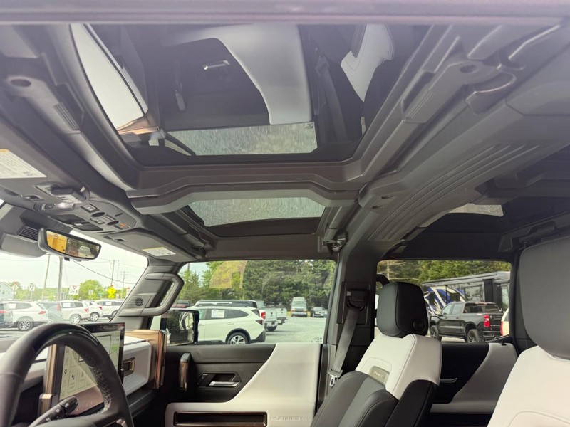 GMC HUMMER EV Pickup Vehicle Image 10