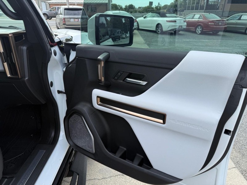 GMC HUMMER EV Pickup Vehicle Image 11