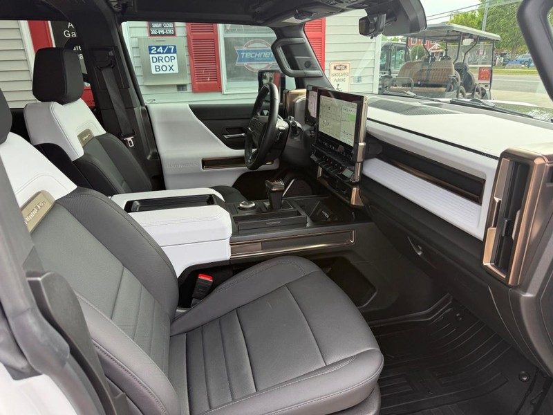 GMC HUMMER EV Pickup Vehicle Image 12