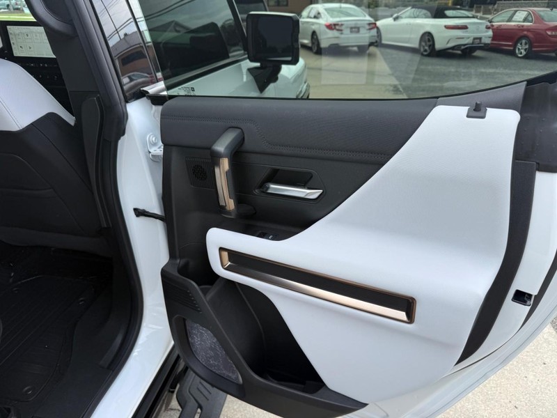 GMC HUMMER EV Pickup Vehicle Image 13