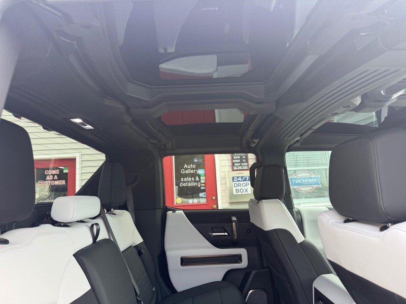 GMC HUMMER EV Pickup Vehicle Image 16