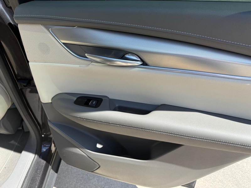 Cadillac XT5 Vehicle Image 14