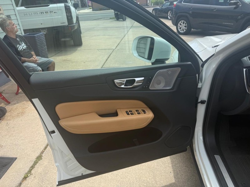 Volvo XC60 Vehicle Image 05