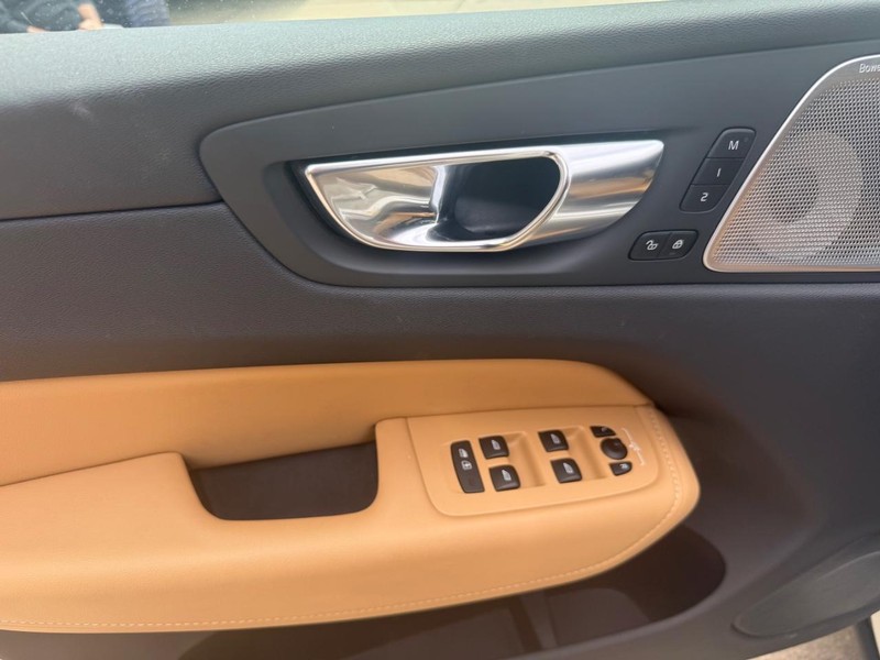 Volvo XC60 Vehicle Image 06