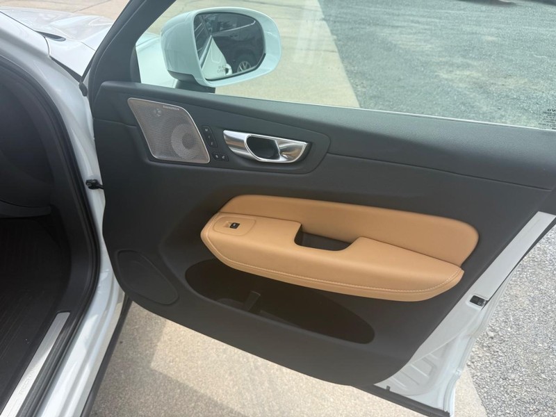 Volvo XC60 Vehicle Image 16