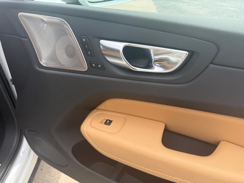 Volvo XC60 Vehicle Image 17