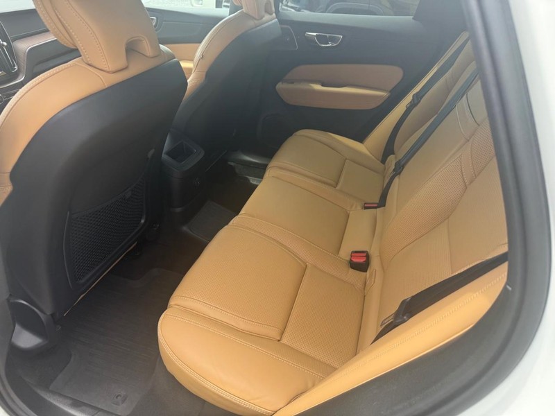 Volvo XC60 Vehicle Image 24