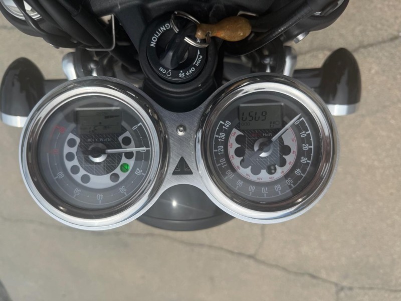 Triumph SPEED TWIN Vehicle Image 05