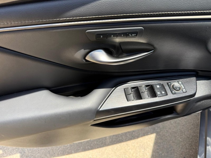 Lexus ES Vehicle Image 06