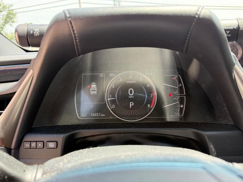 Lexus ES Vehicle Image 10