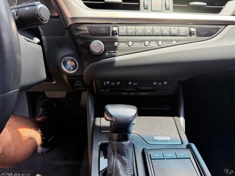 Lexus ES Vehicle Image 11