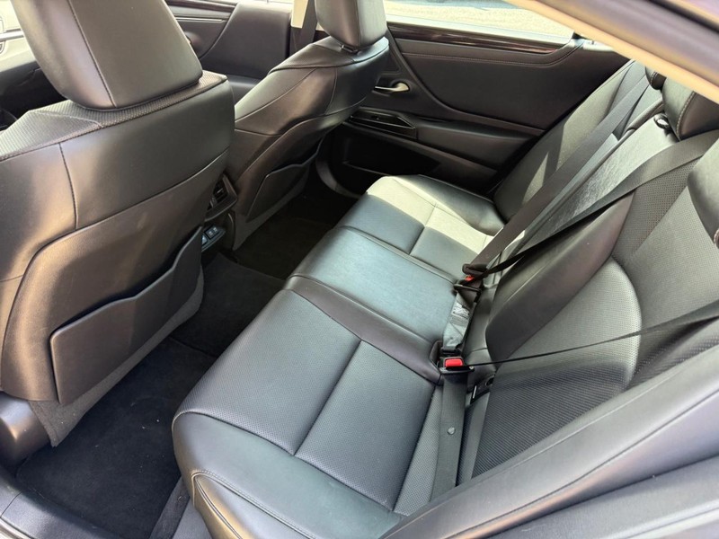 Lexus ES Vehicle Image 15