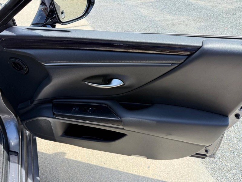 Lexus ES Vehicle Image 16