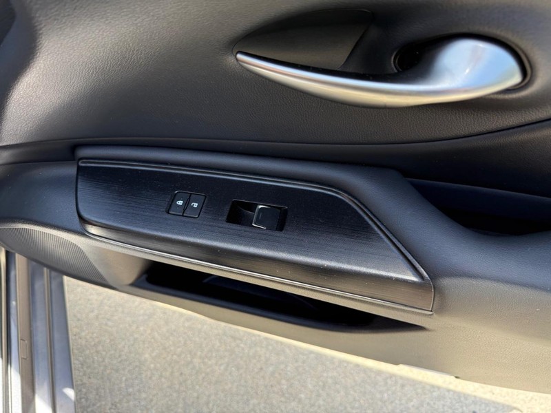 Lexus ES Vehicle Image 17
