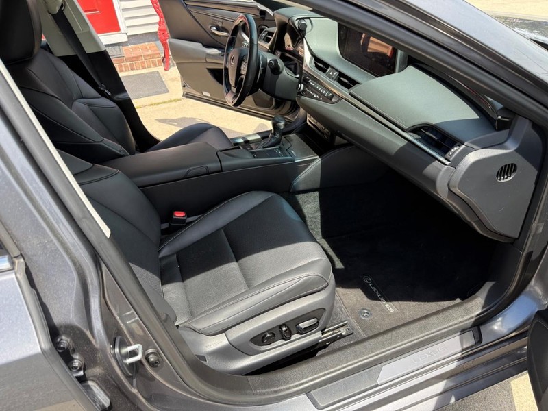 Lexus ES Vehicle Image 18