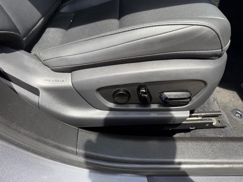 Lexus ES Vehicle Image 19