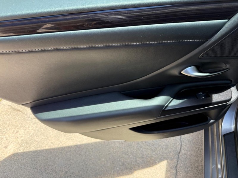 Lexus ES Vehicle Image 20