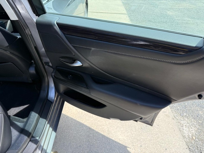 Lexus ES Vehicle Image 21